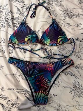 Women’s- Tropical Leaf Print String Bikini - Multicolor- Large